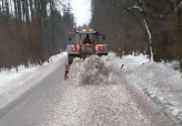 Zledovatělé silnice na Valašsku čistil ledořez